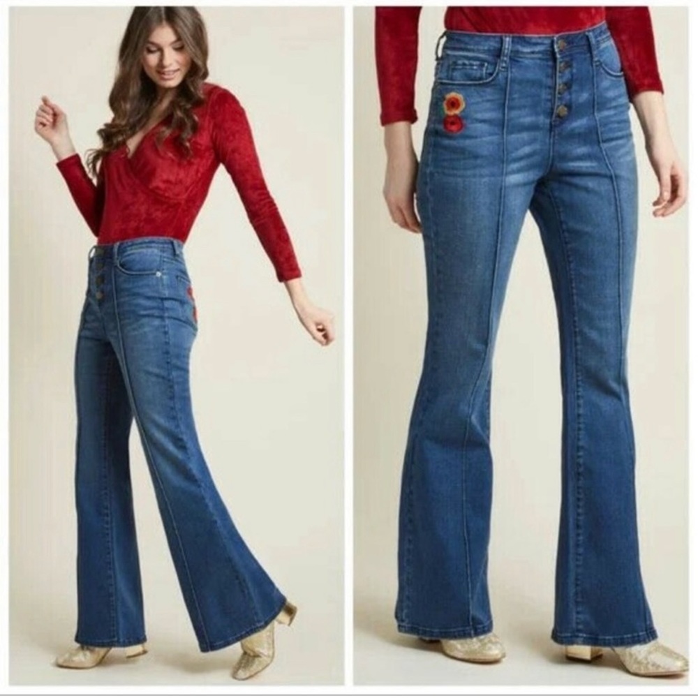 Like New! ModCloth Retro High Rise Flare Jeans with Embroidered Flowers. Size M.